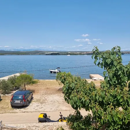 Lana Apartman Pašman